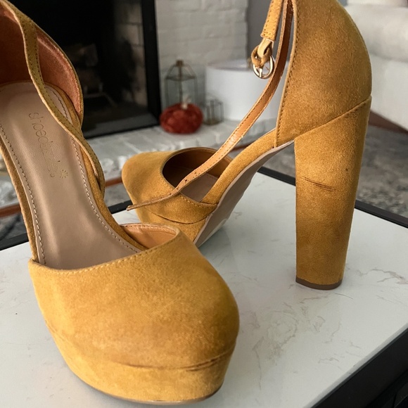 Yellow pumps - Picture 1 of 3